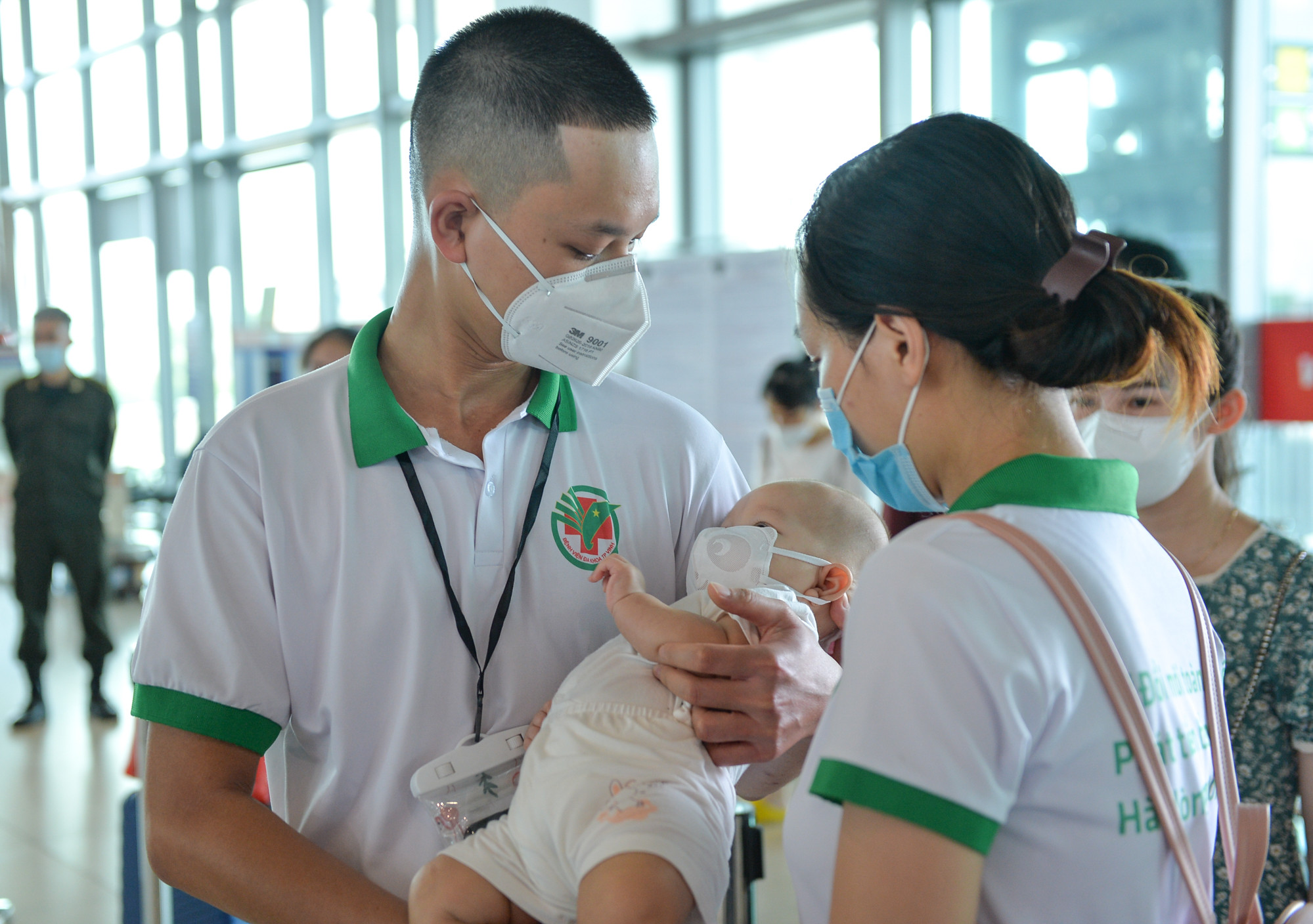 Kỹ thuật viên Phan Thanh Cẩm bịn rịn chia tay vợ con trước khi lên đường vào TPHCM chống dịch. Ảnh: PV