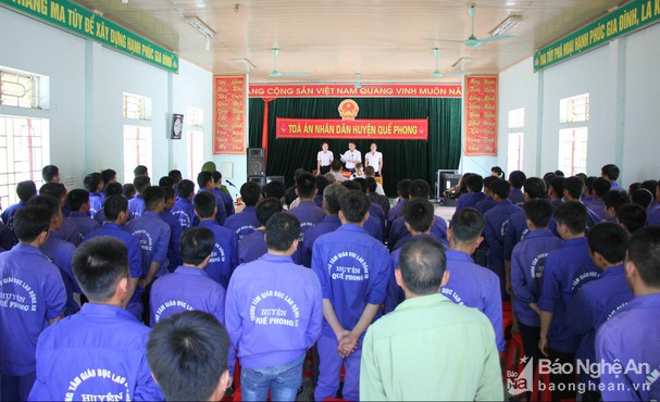 Một xét xử lưu động tại Trung tâm Lao động xã hội huyện Quế Phong. Ảnh tư liệu Hùng Cường 