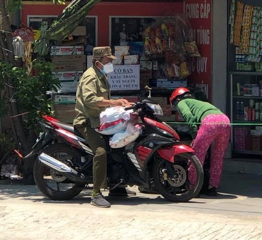 Vận chuyển hàng hóa đến cho bà con vùng phong tỏa. Ảnh: CTV