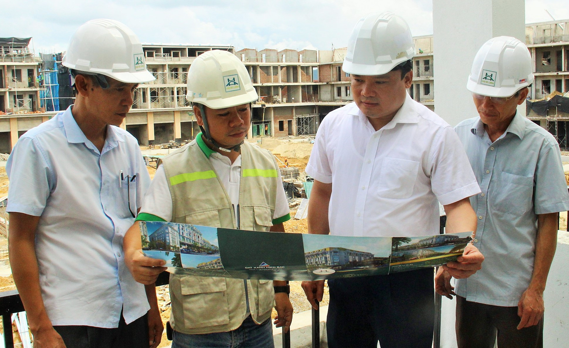 Các đồng chí lãnh đạo huyện Đô Lương kiểm tra dự án đầu tư trên địa bàn. Ảnh TL Hoàng Vĩnh.