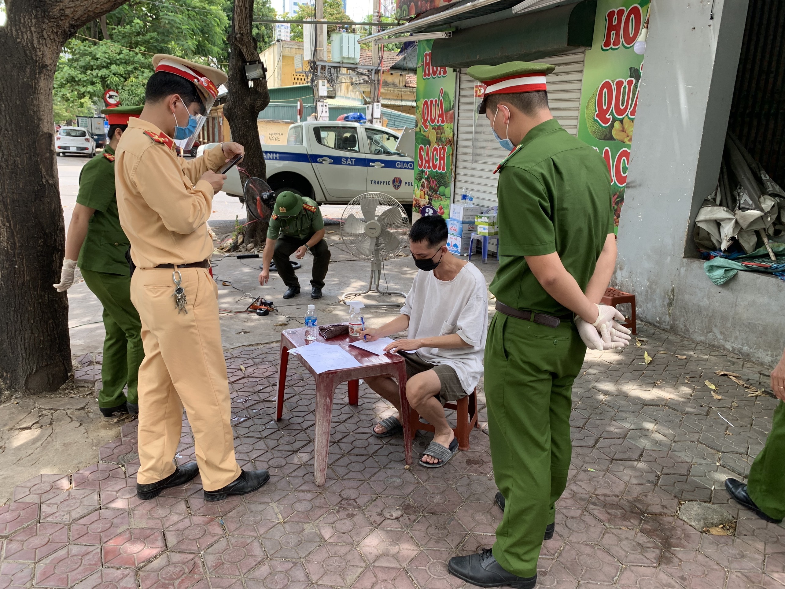 Tổ công tác làm việc với anh T. Ảnh: Đức Vũ