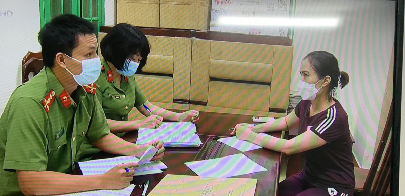 Cơ quan ANĐT Công an TP Hà Nội hỏi cung đối tượng Hoàng Thị Thanh Nga.