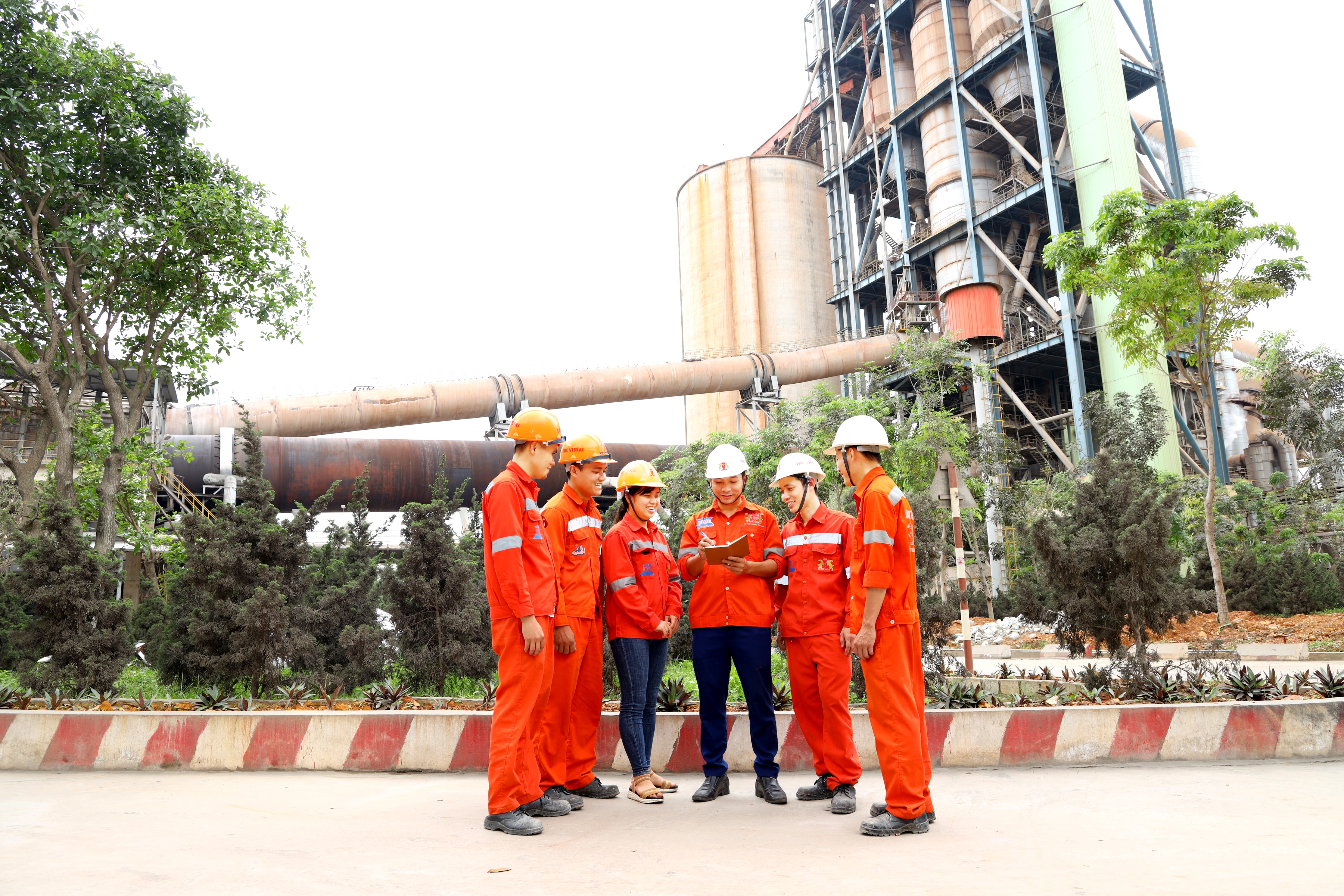 Kíp trực tại Nhà máy xi măng Đô Lương trao đổi công việc trước khi vào ca làm việc. Ảnh Nguyên Nguyên