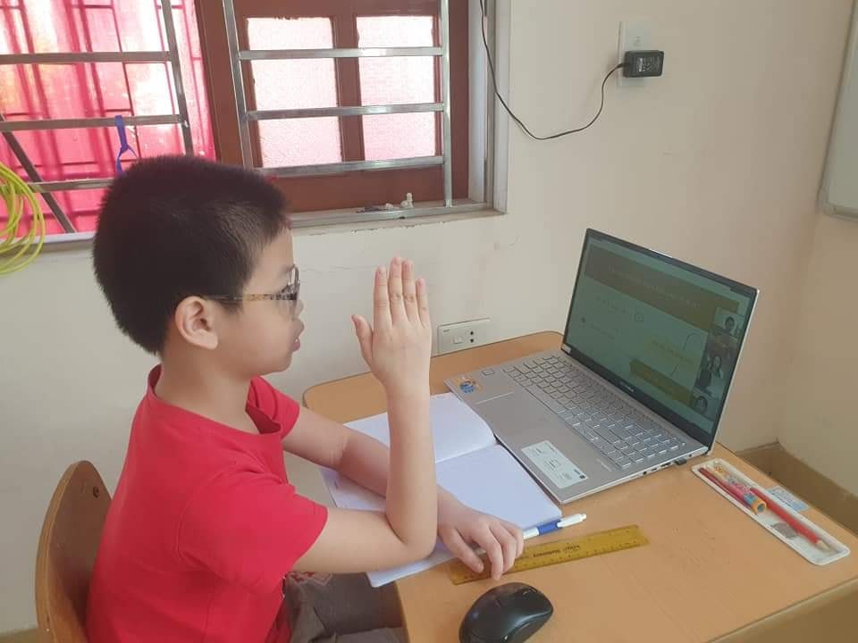 Học sinh thành phố Vinh tham dự một tiết học trực tuyến. Ảnh: MH