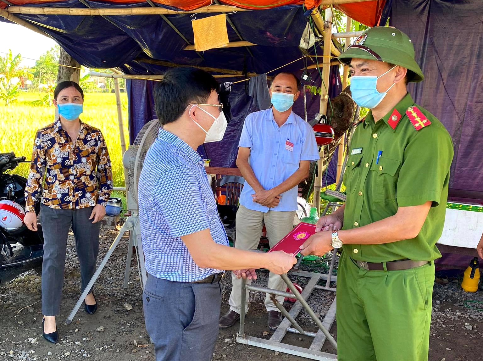 Đồng chí Nguyễn Văn Thông - Phó Bí thư Thường trực Tỉnh tặng quà động viên cán bộ tham gia trực chốt kiểm soát ở xã An Hòa- Quỳnh Lưu. Ảnh Nguyễn Hồng Tuấn