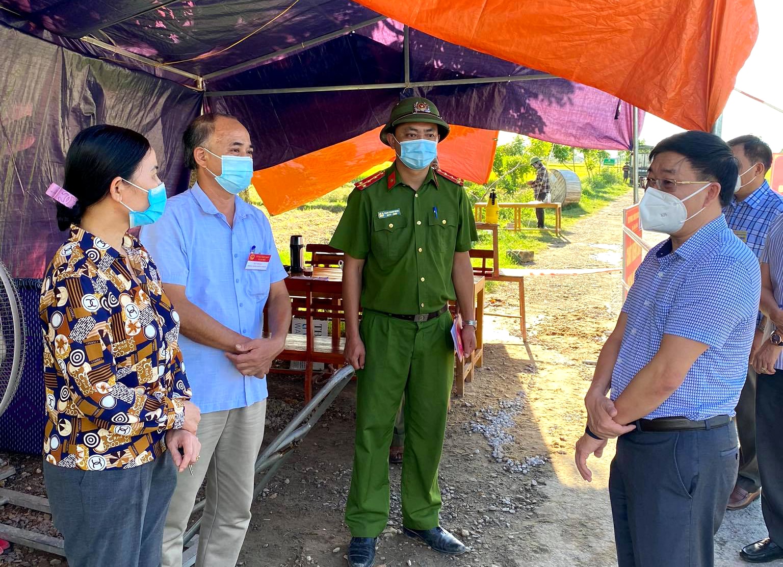 Đồng chí Nguyễn Văn Thông - Phó Bí thư Thường trực tỉnh ủy trao đổi với cán bộ tham gia trực chốt kiểm soát ở xã An Hòa- Quỳnh Lưu. Ảnh Nguyễn Hồng Tuấn