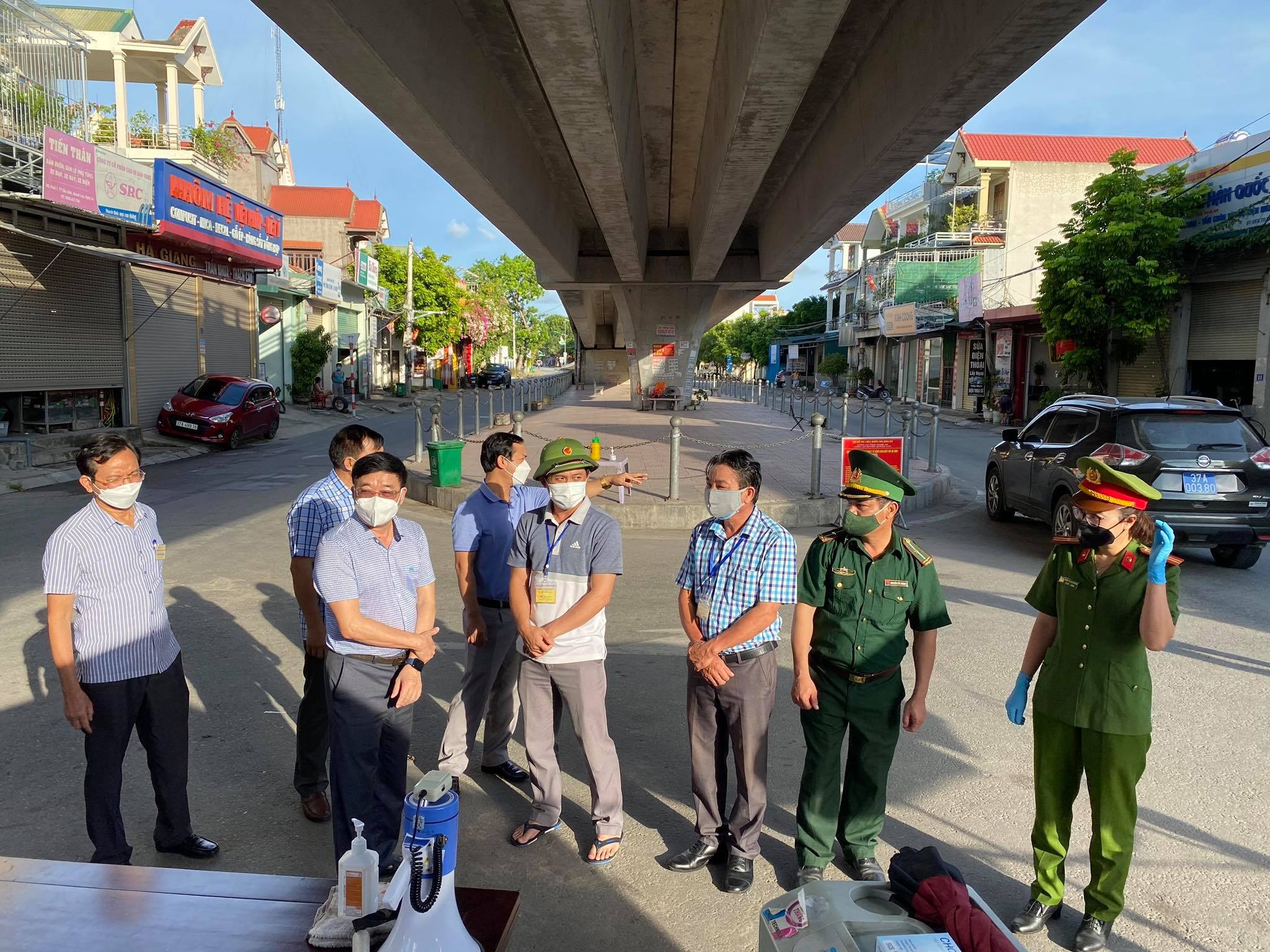 Đồng chí Nguyễn Văn Thông - Phó Bí thư Thường trực tỉnh ủy trao đổi với cán bộ tham gia trực chốt kiểm soát ở thị trấn Cầu Giát- Quỳnh Lưu. Ảnh Nguyễn Hồng Tuấn