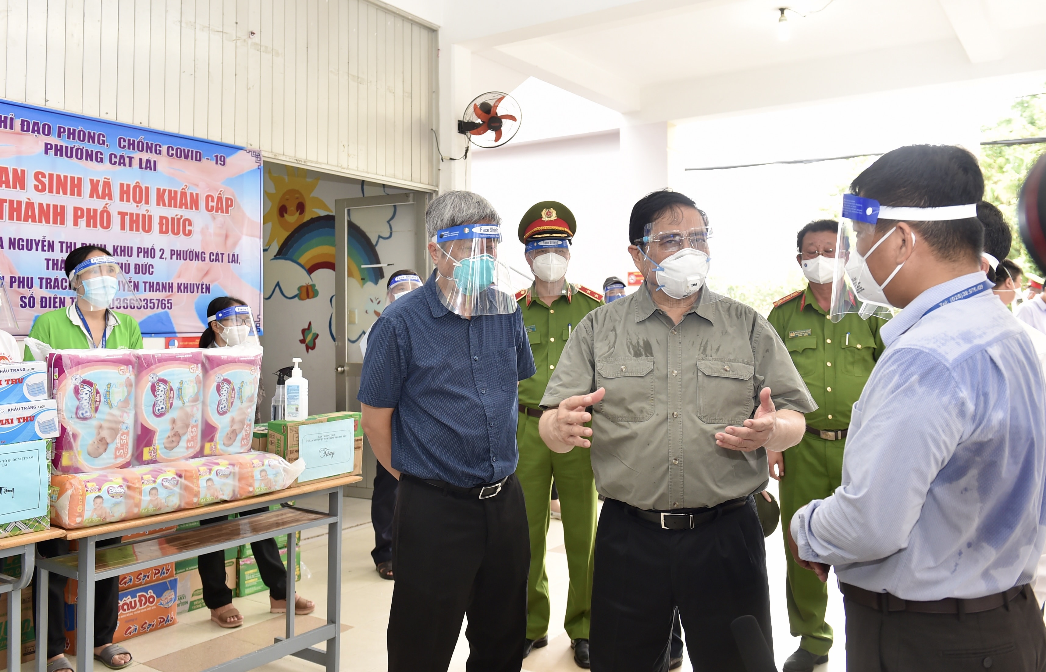 Thủ tướng Phạm Minh Chính thị sát công tác phòng chống dịch, thăm hỏi, động viên người dân trong vùng cách ly phong tỏa, ở TP. Thủ Đức, TPHCM. Ảnh: VGP/Nhật Bắc