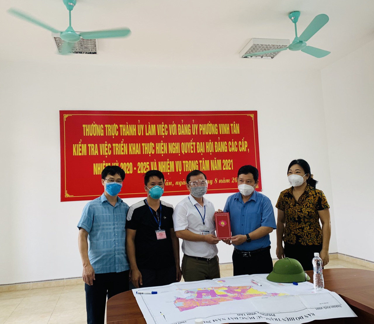 Đại diện lãnh đạo Ban Tổ chức Tỉnh ủy trao số tiền 10 triệu đồng ủng hộ Ban Chỉ đạo phòng, chống dịch Covid-19 phường Vinh Tân. Ảnh: Hồng Huế