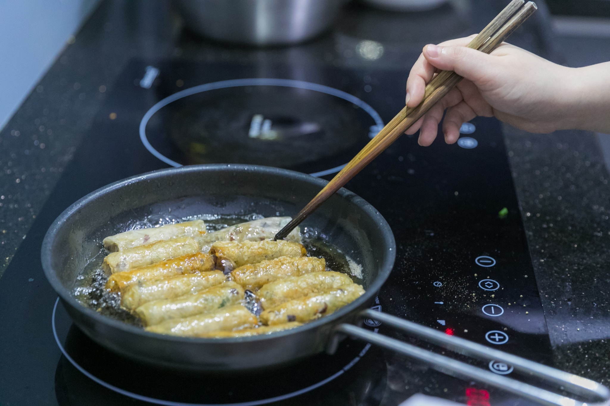 Chị Liên cũng cho biêt thêm, món bánh cuốn nên ăn kèm với giò hoặc chả cuốn mới ngon. Cũng theo chị Liên, những ngày giãn cách này, việc chế biến đa dạng món ăn cũng là cách để bữa ăn thêm hấp dẫn và đảm bảo dinh dưỡng cho cả gia đình. Ngoài ra chị còn tìm thấy niềm vui ở đây trong những ngày không được ra đường. Ảnh: Đức Anh