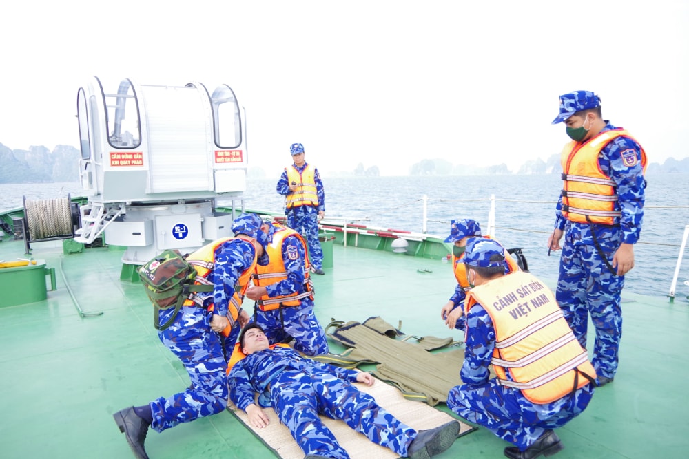 Cảnh sát biển huấn luyện cấp cứu thương binh trên biển.  Ảnh: canhsatbien.vn