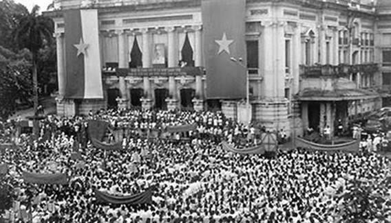 Cuộc mít-tinh phát động khởi nghĩa giành chính quyền do Mặt trận Việt Minh tổ chức tại Nhà hát lớn Hà Nội ngày 19/8/1945. Ảnh: tư liệu cách mạng tháng tám