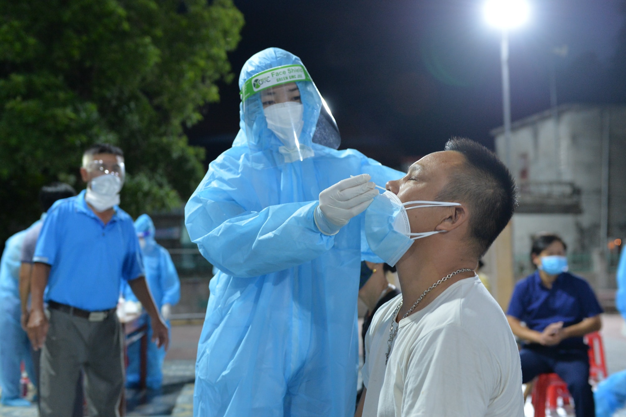Lấy mẫu xét nghiệm sàng lọc Covid-19. Ảnh: Thành Cường