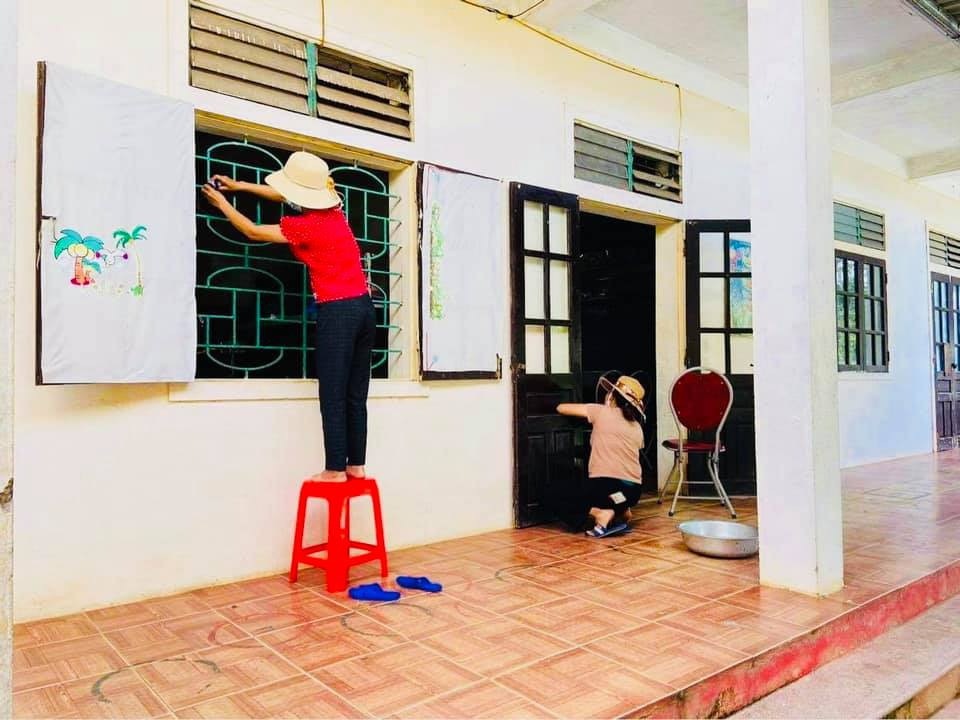 Các cô giáo mầm non Keng Đu vệ sinh trường lớp chuẩn bị năm học mới