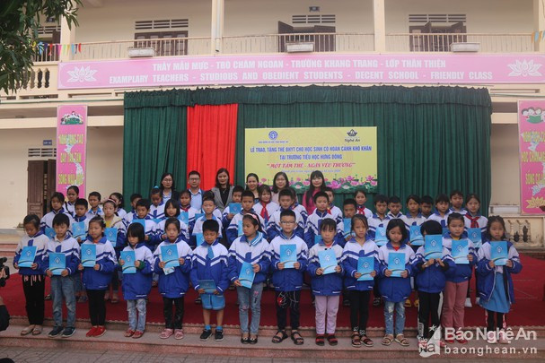 BHXH Nghệ An trao tặng thẻ bảo hiểm y tế cho học sinh khó khăn trên địa bàn thành phố Vinh. Ảnh tư liệu: Mỹ Hà