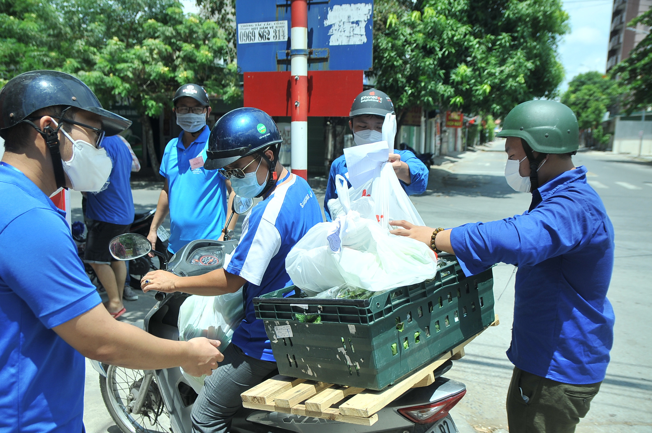 Sau một thời gian thực hiện mua hàng hộ cho người dân, những ngày qua, các bạn thanh niên tình nguyện gần như không có thời gian ngơi nghỉ, khi trung bình mỗi ngày thực hiện từ 200-400 đơn hàng. Ảnh: Tiến Đông