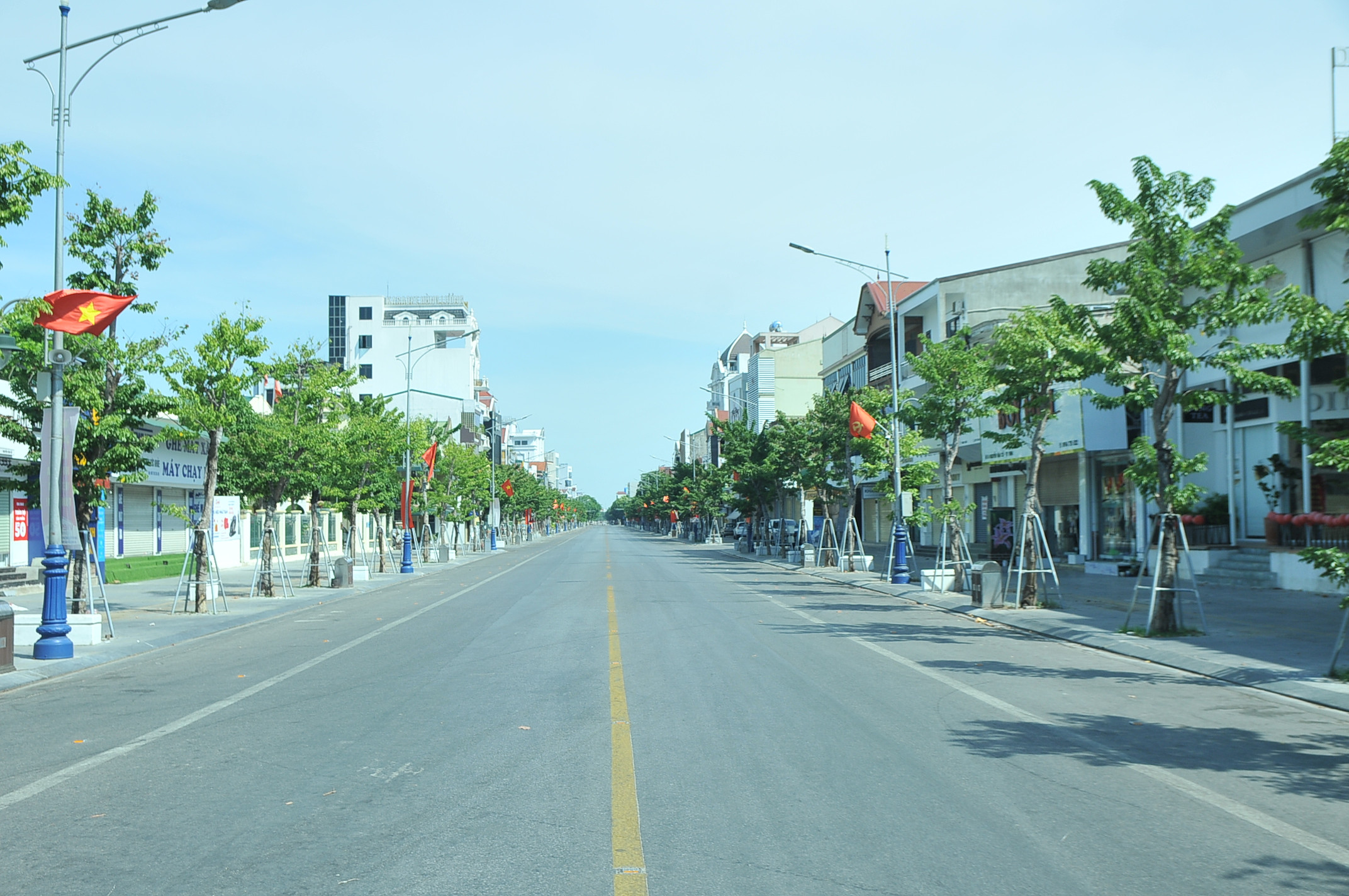 Đường Nguyễn Văn Cừ - tuyến đường trung tâm mua sắm sầm uất bậc nhất TP.Vinh các cửa hàng đều đóng cửa, không có một bóng người trên đường. Ảnh: Tiến Đông