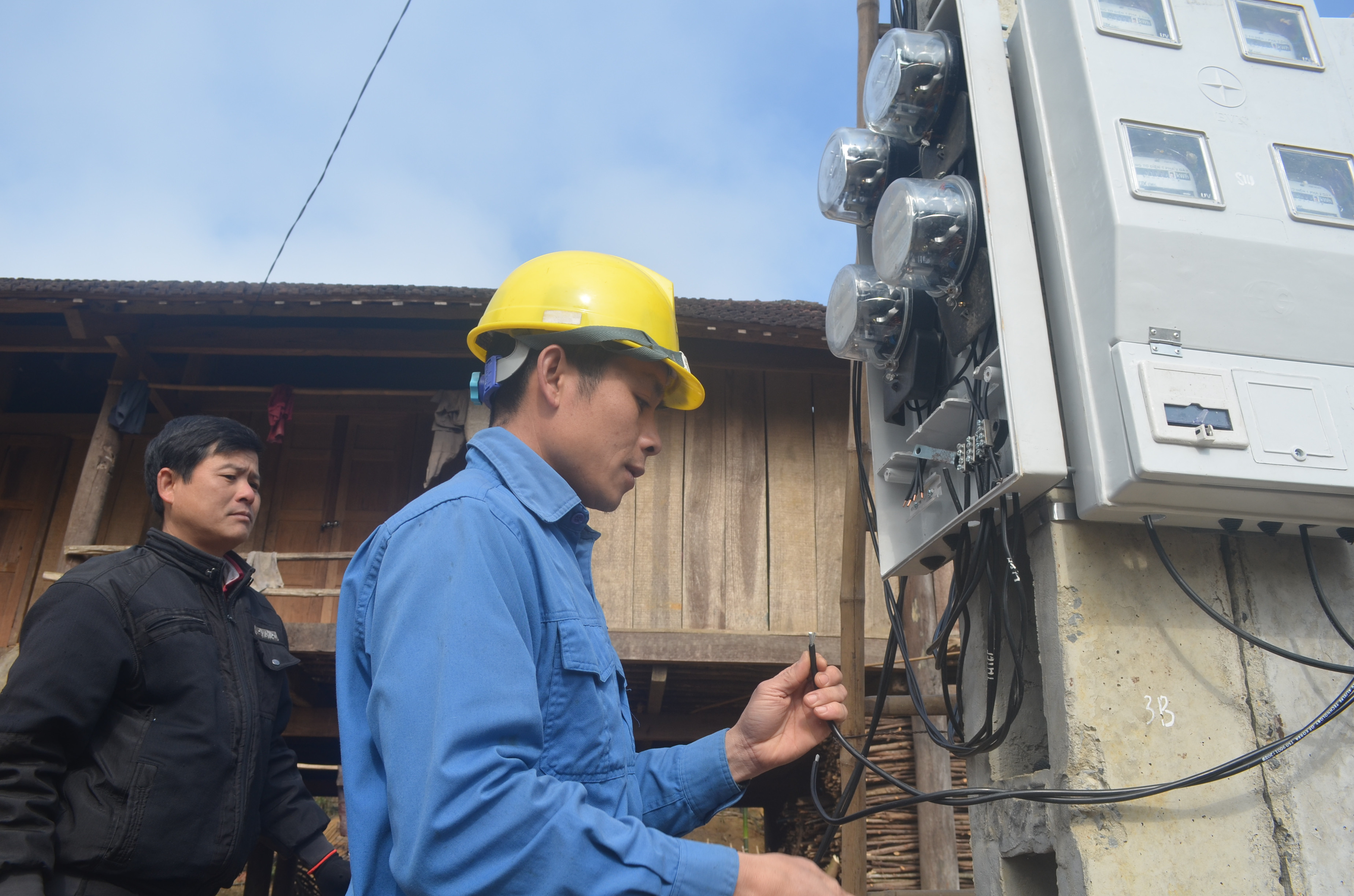 Lắp đặt công tơ điện cho các hộ dân bản Lìm, xã Châu Phong, Quỳ Châu. Ảnh: Nhật Lân