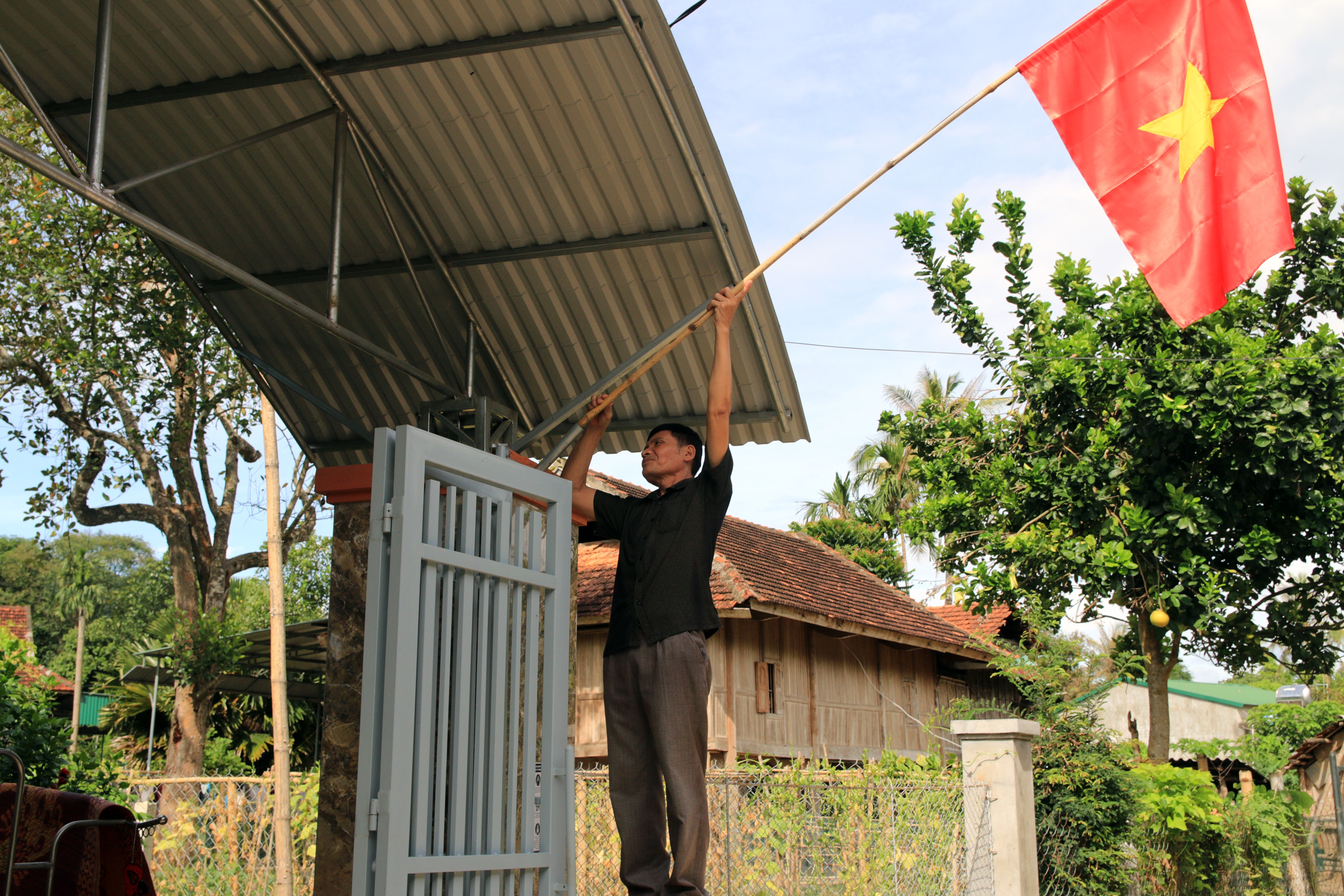 3.Với đồng bào các dân tộc ở Tương Dương Ngày Tết độc lập là một trong những ngày lễ trọng đại trong năm. Vì vậy gia đình nào cũng chọn một lá cờ sao vàng đỏ thắm để treo trước cổng nhà mình, để tạo không khí vui tươi phấn khởi và giáo dục truyền thống yêu nước cho con cháu