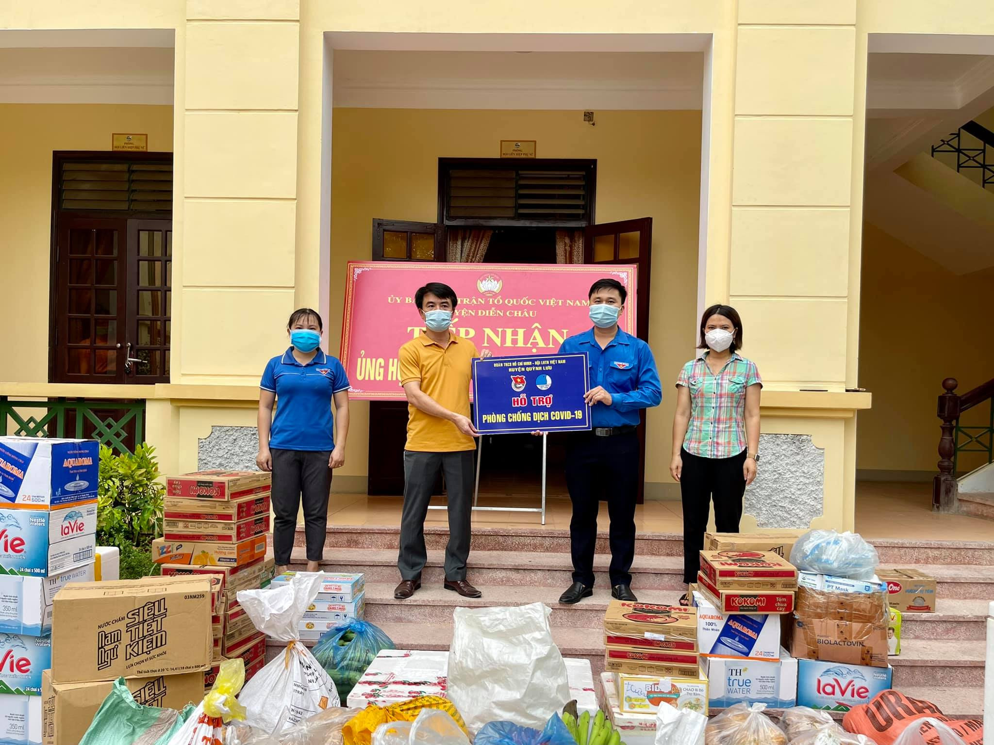 Lan tỏa nghĩa tình “màu áo xanh tình nguyện” trong phòng chống dịch Covid-19. Ảnh Mai Giang.