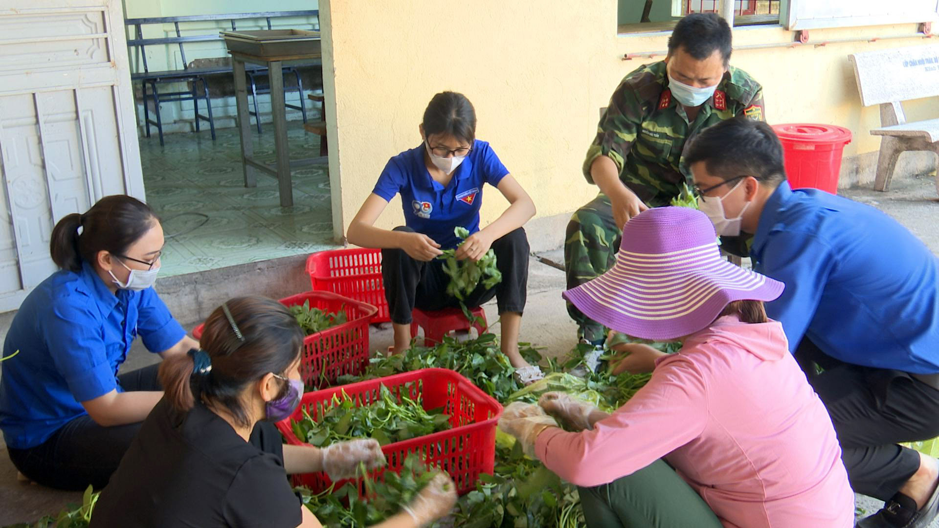 Các tình nguyện viên tham gia nấu ăn phục vụ tại khu cách ly tập trung huyện Diễn Châu. Ảnh Mai Giang