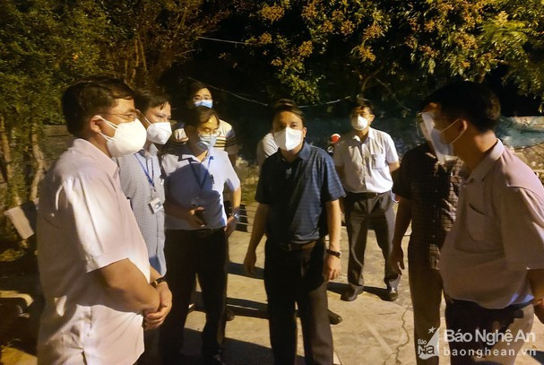 Ban Chỉ đạo phòng, chống dịch Covid-19 tỉnh Nghệ An, huyện Diễn Châu kiểm tra tại xã Minh Châu. Ảnh Thành Chung