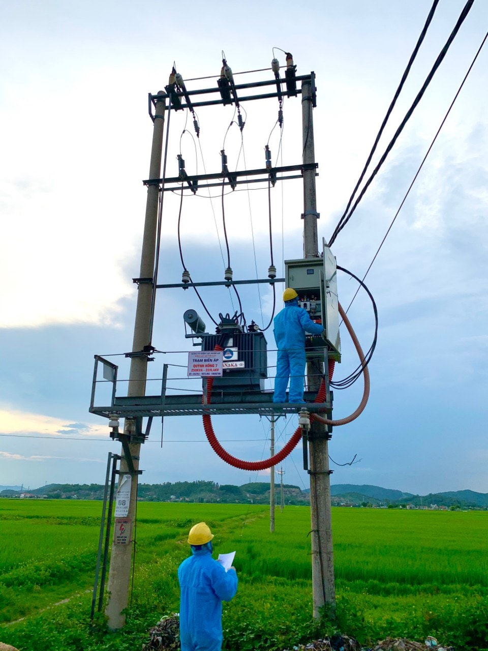 Công nhân Điện lực Quỳnh Lưu (PC Nghệ An) vào vùng dịch kiểm tra TBA, đảm bảo cấp điện, an toàn, ổn định