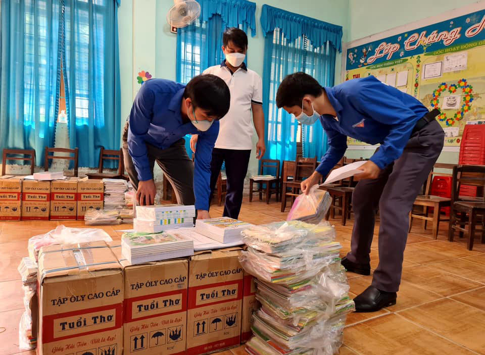 Các tình nguyện viên hỗ trợ vận chuyển sách cho Trường Tiểu học Võ Liệt (Thanh Chương) để chuẩn bị năm học mới. Ảnh: PV