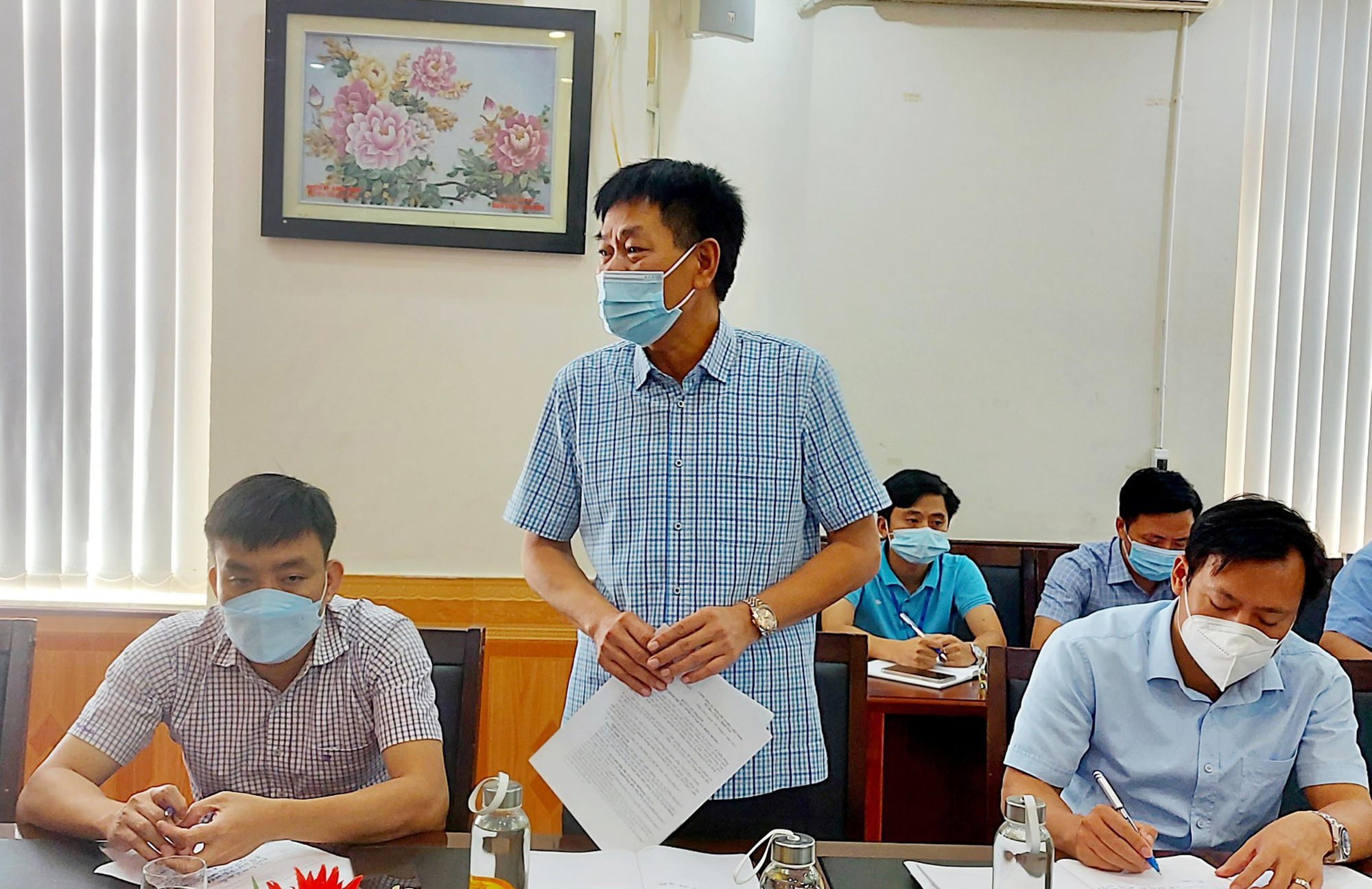Lãnh đạo UBND huyện Diễn Châu báo cáo về 03 trường hợp F0 mới trong cộng đồng. Ảnh: Trung Thành