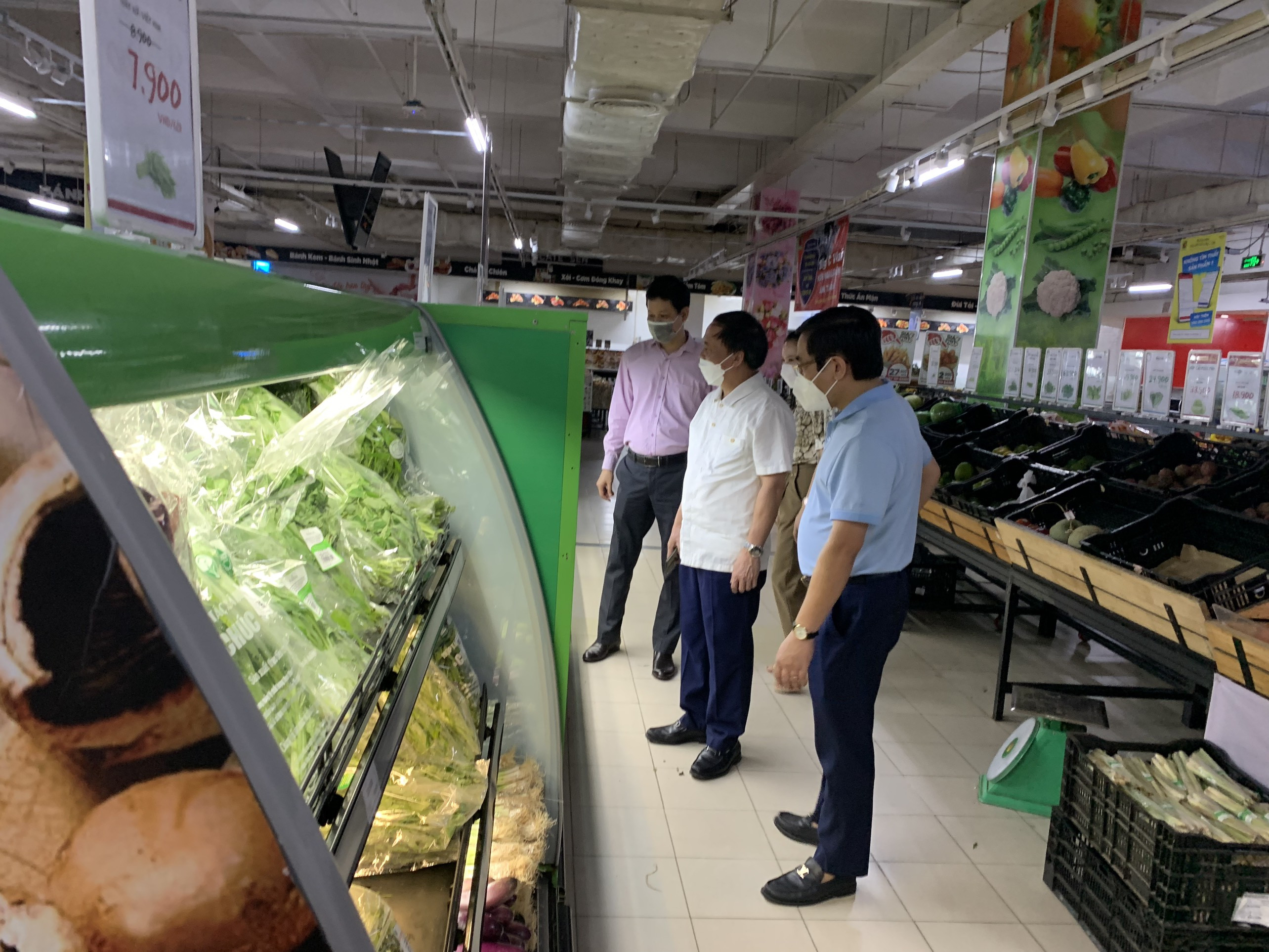 Đoàn công tác Sở Công Thương kết nối tiêu thụ nông sản Nghệ An vào siêu thị. Ảnh: Thanh Phúc