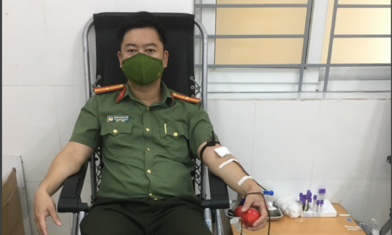 Đồng chí Lê Ngọc Sỹ - cán bộ Công an tỉnh Nghệ An tham gia hiến máu. Ảnh: P.V