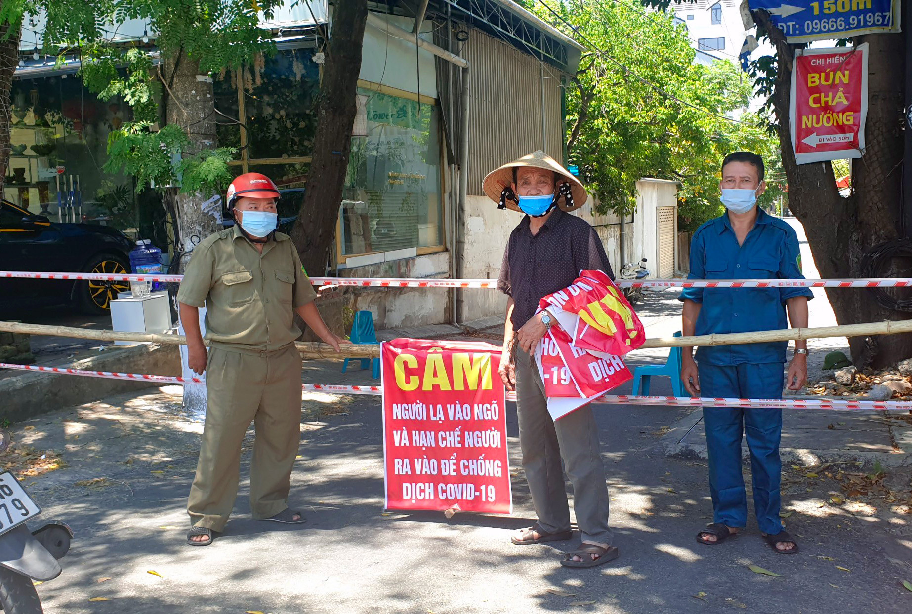 Chốt phong tỏa trên địa bàn phường Hồng Sơn. Ảnh: Q.A