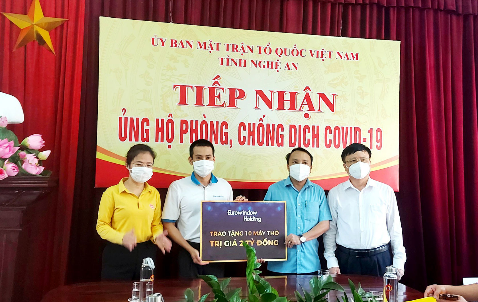 Ủy ban MTTQ Việt Nam tỉnh Nghệ An tổ chức lễ tiếp nhận trang thiết bị vật tư y tế và hàng hóa do các doanh nghiệp, nhà hảo tâm ủng hộ công tác phòng, chống dịch Covid-19. Ảnh tư liệu: Trung Thành