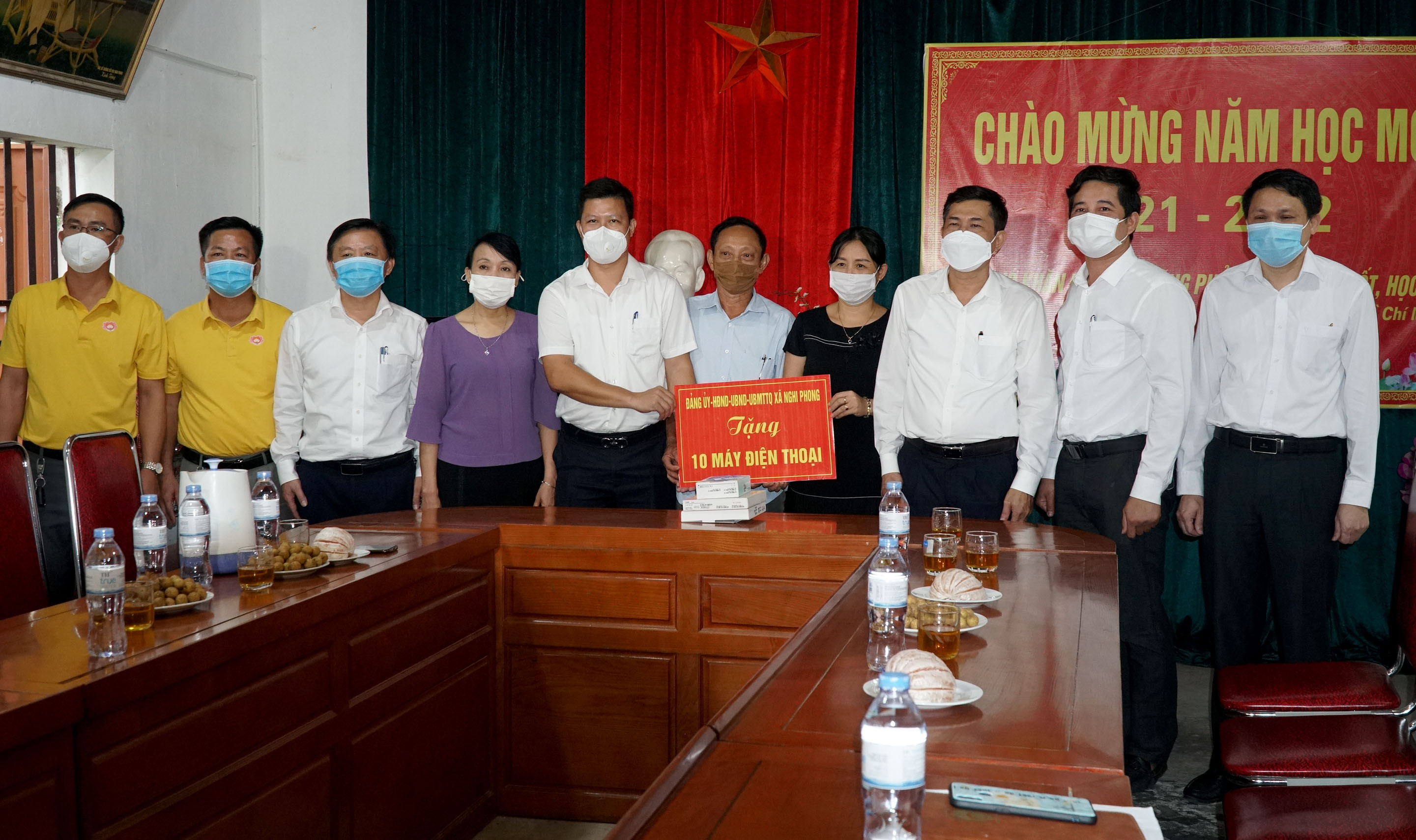 Chính quyền xã Nghi Phong trao quà hỗ trợ cho các nhà trường. Ảnh: PV.