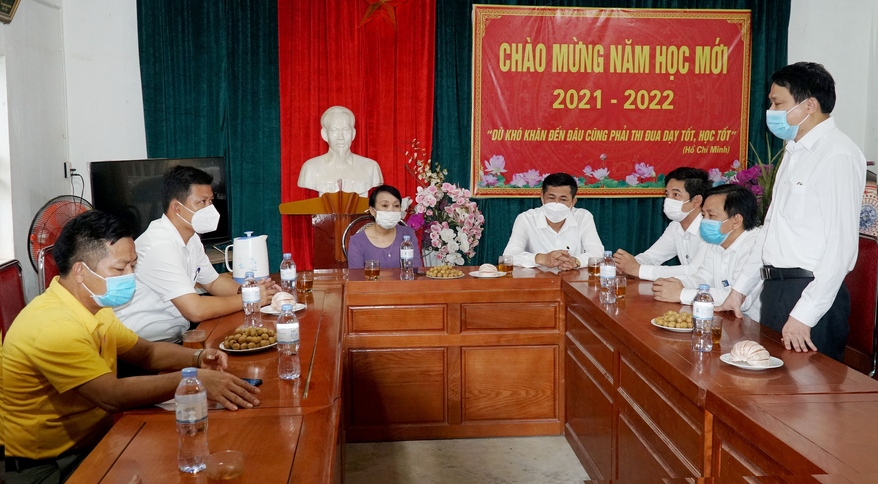 Đại diện huyện Nghi Lộc báo cáo về tình hình thực hiện nhiệm vụ năm học. Ảnh: MH