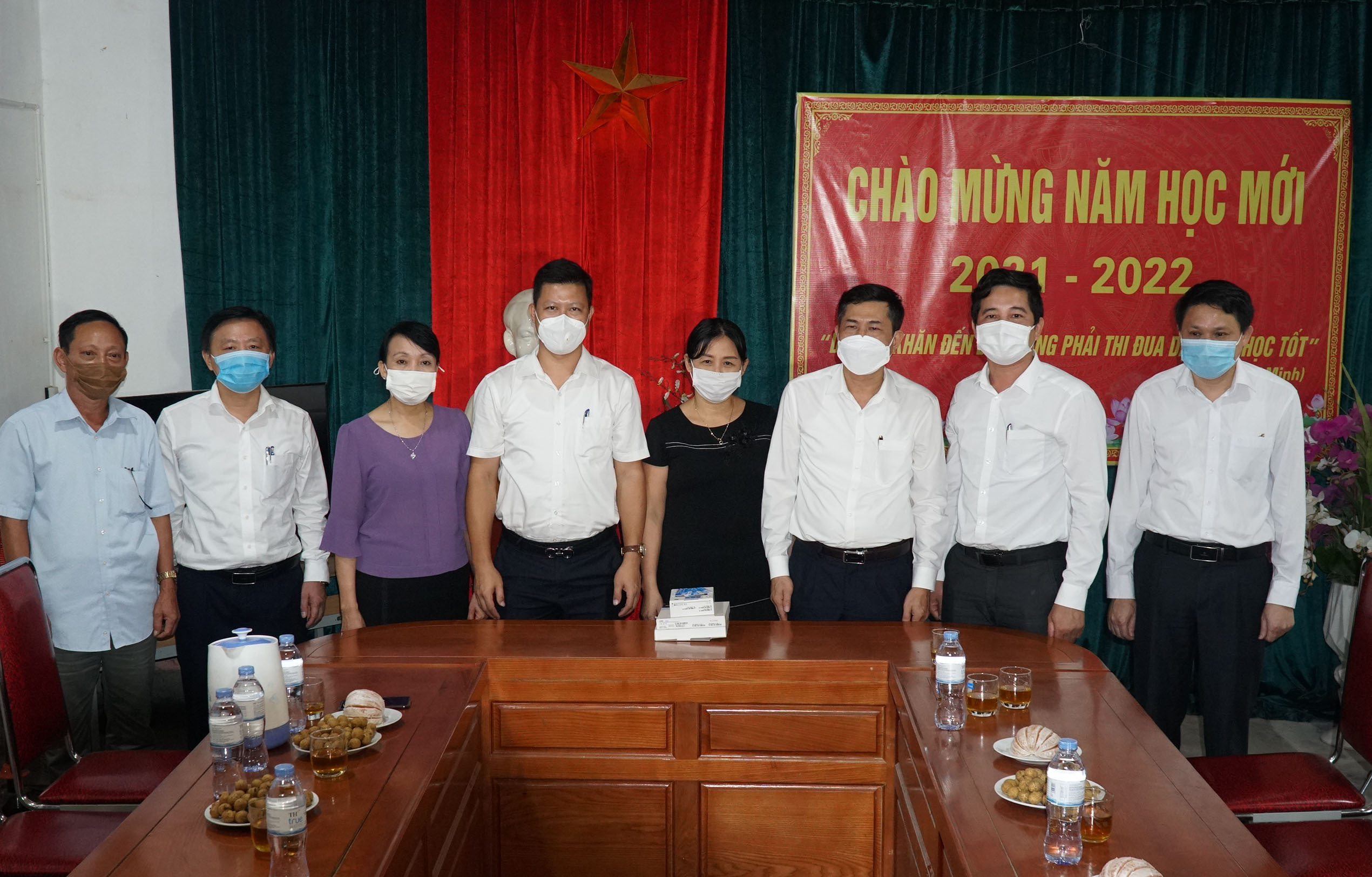 Sở Giáo dục và Đào tạo trao quà hỗ trợ cho học sinh khó khăn của Trường THCS Nghi Phong. Ảnh: MH