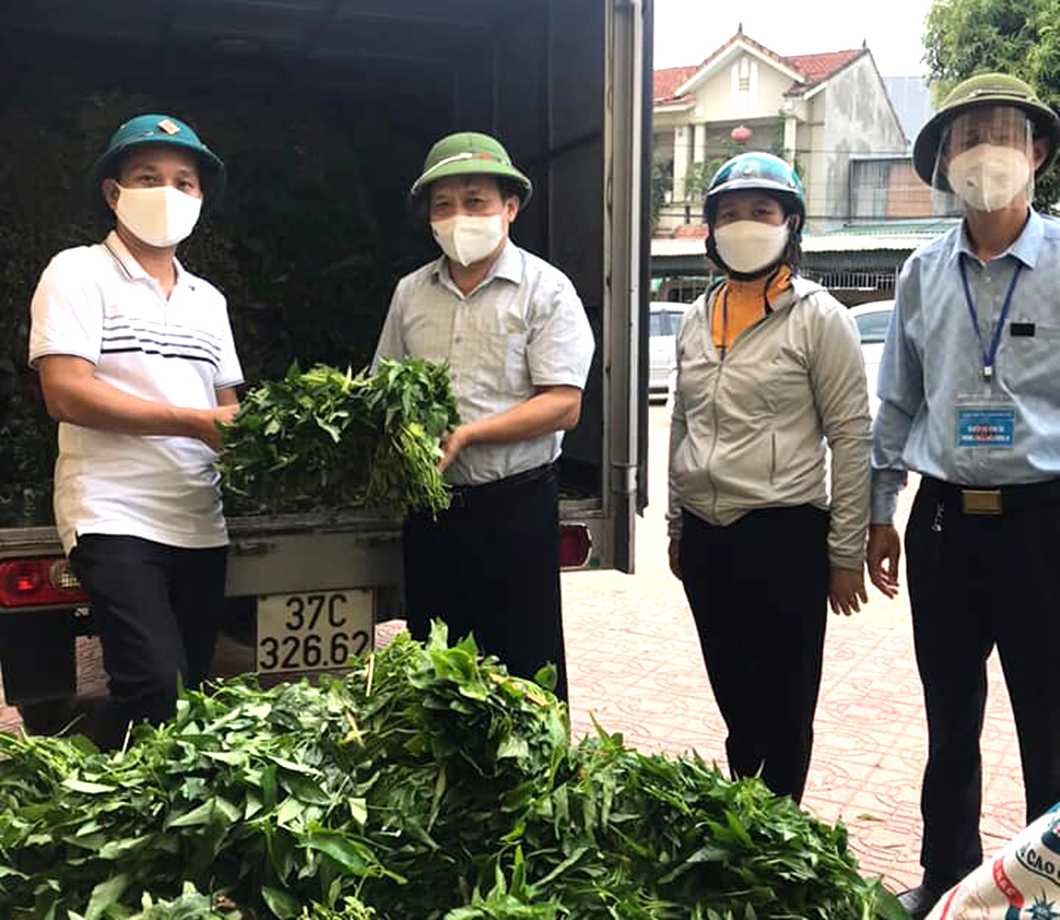 Đồng chí Nguyễn Quang Tùng chủ tịch Hội Nông dân tỉnh trao gần 3 tấn rau xanh của nông dân Thanh Chương cho nhân dân các phường: Quán Bàu, Vinh Tân, Hà Huy Tập. Ảnh: Thanh Phúc