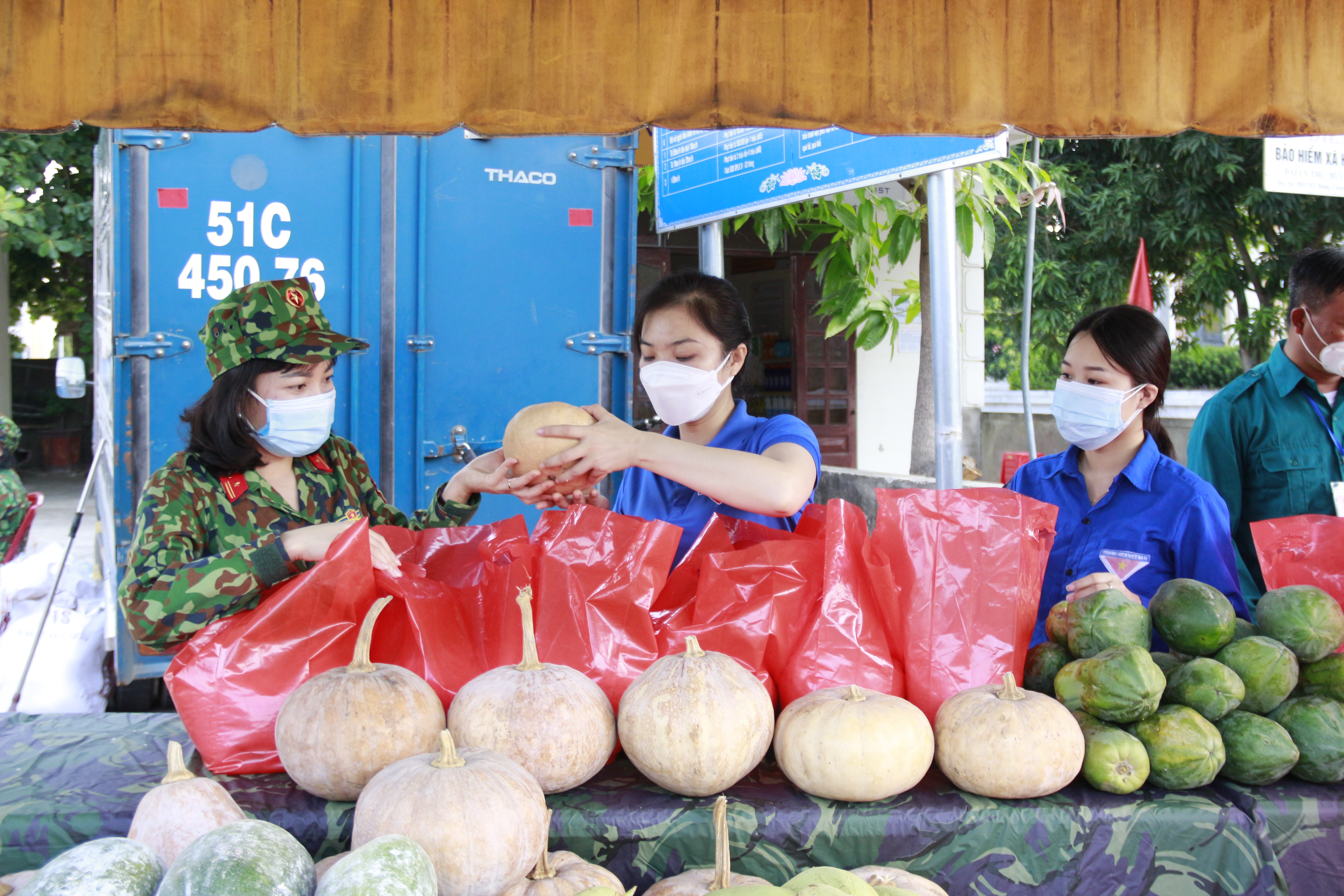 Hội Phụ nữ Bộ CHQS tỉnh phối hợp với Thành đoàn Vinh chuẩn bị nhu yếu phẩm cho Gian Hàng 0 Đồng