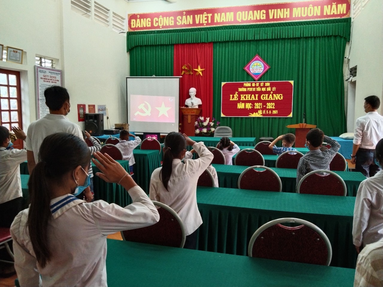 Trường PTDTBT Tiểu học Bắc Lý nghiêm trang chào cờ tại buổi lễ. Ảnh Tình Dương