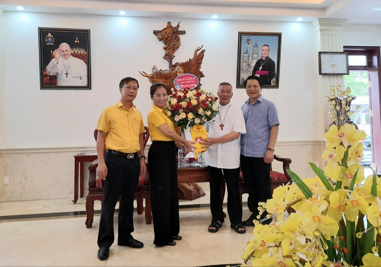 Đoàn Ủy ban MTTQVN tỉnh chúc mừng Giám mục Anphongso Nguyễn Hữu Long. Ảnh: Trần Lâm