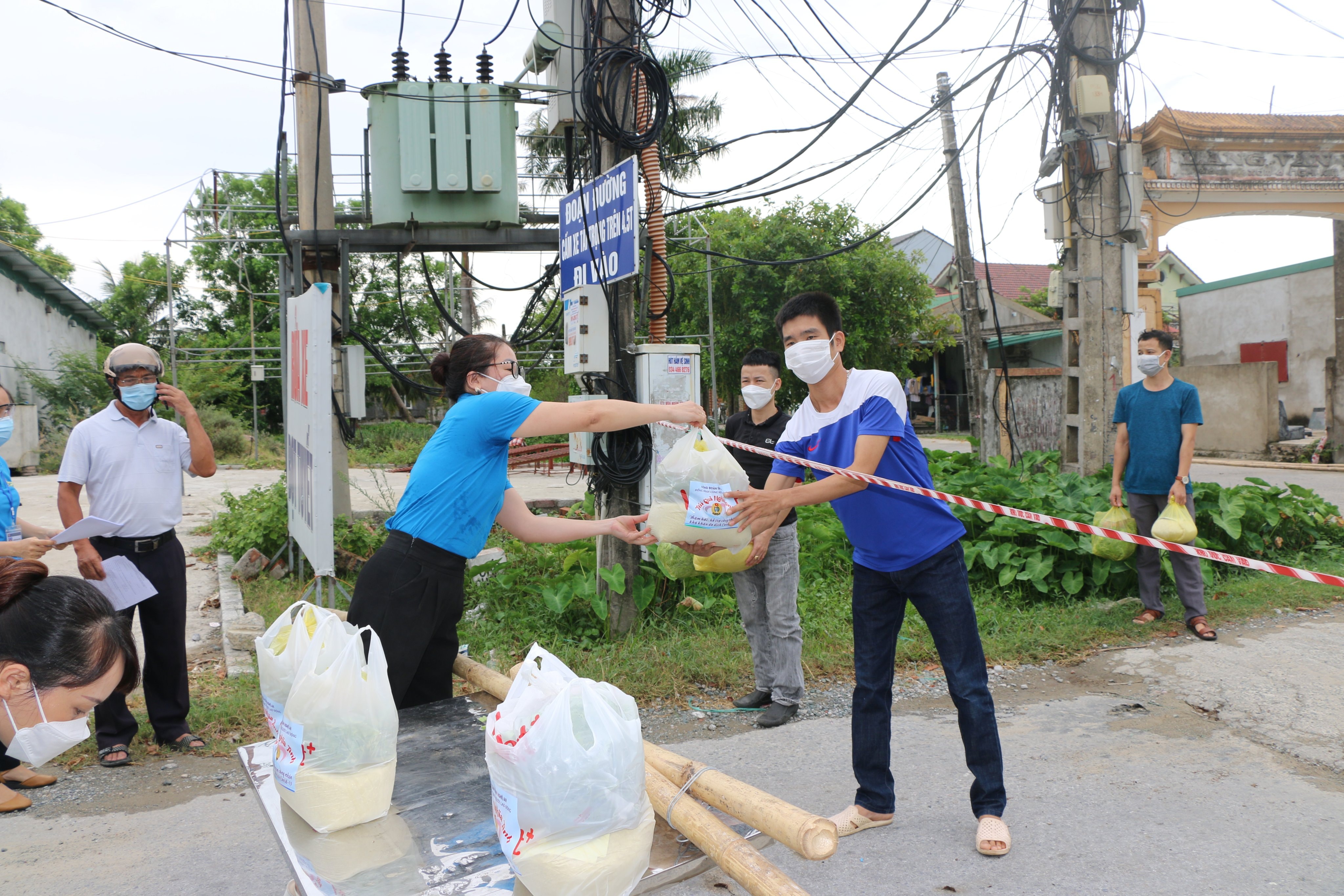 LĐLĐ tỉnh trao quà cho công nhân ở trọ trong khu vực phong tỏa