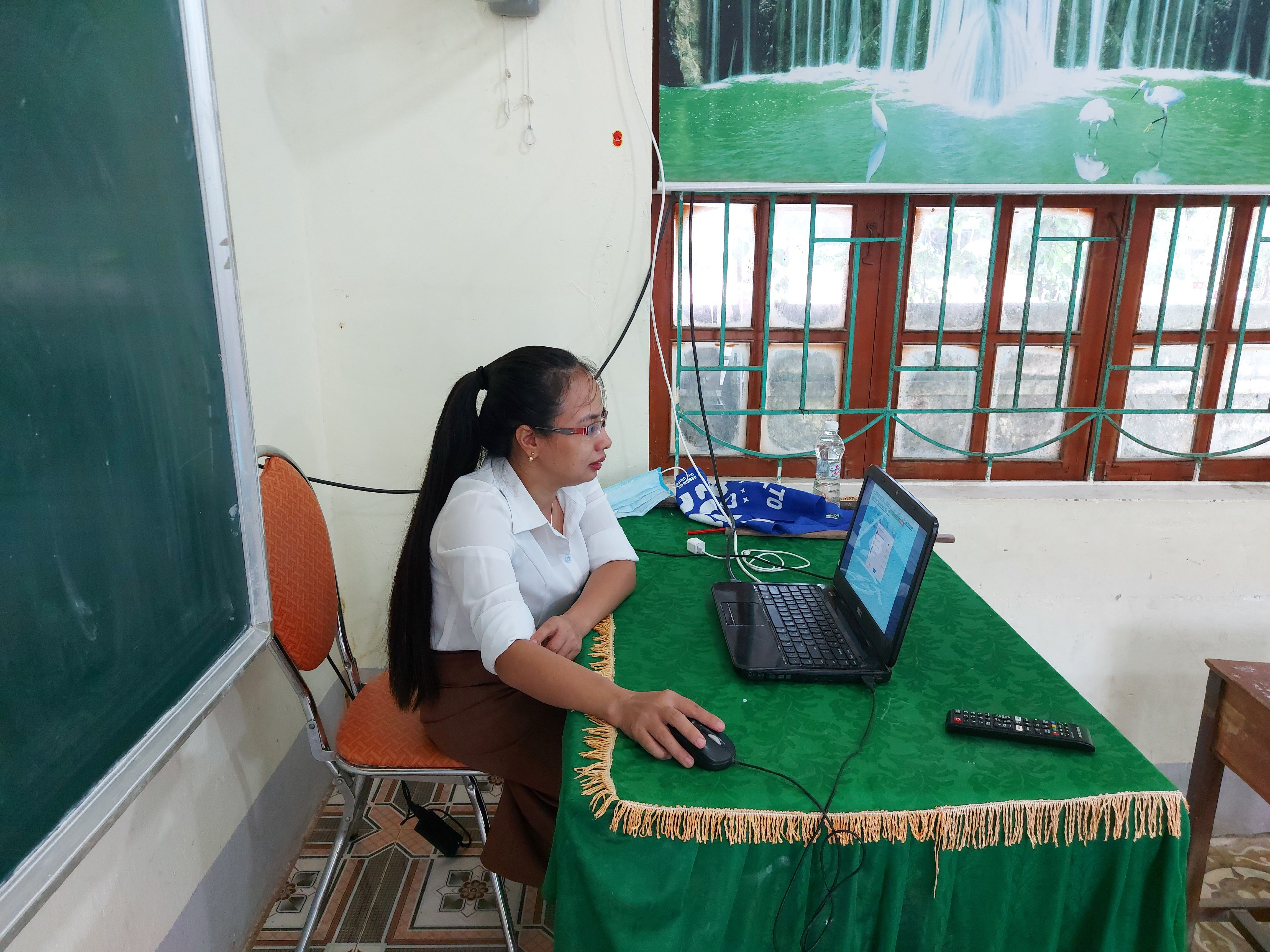 Giáo viên huyện Con Cuônng dạy học bằng hình thức trực tuyến. Ảnh: PV
