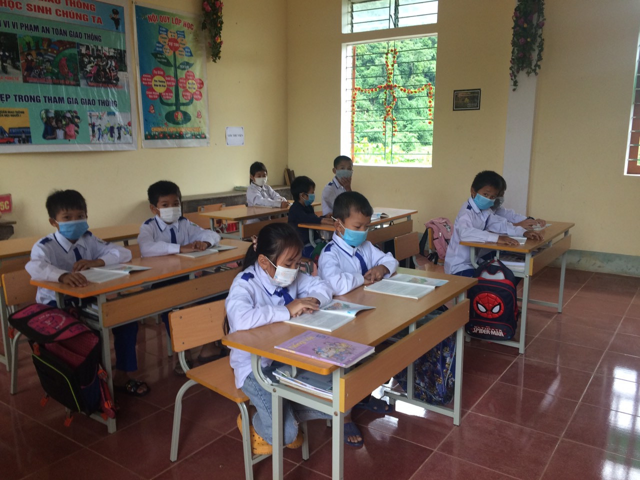 Học sinh Trường Tiểu học Thạch Ngàn - Con Cuông sáng nay đã tổ chức dạy học trực tiếp. Ảnh: PV