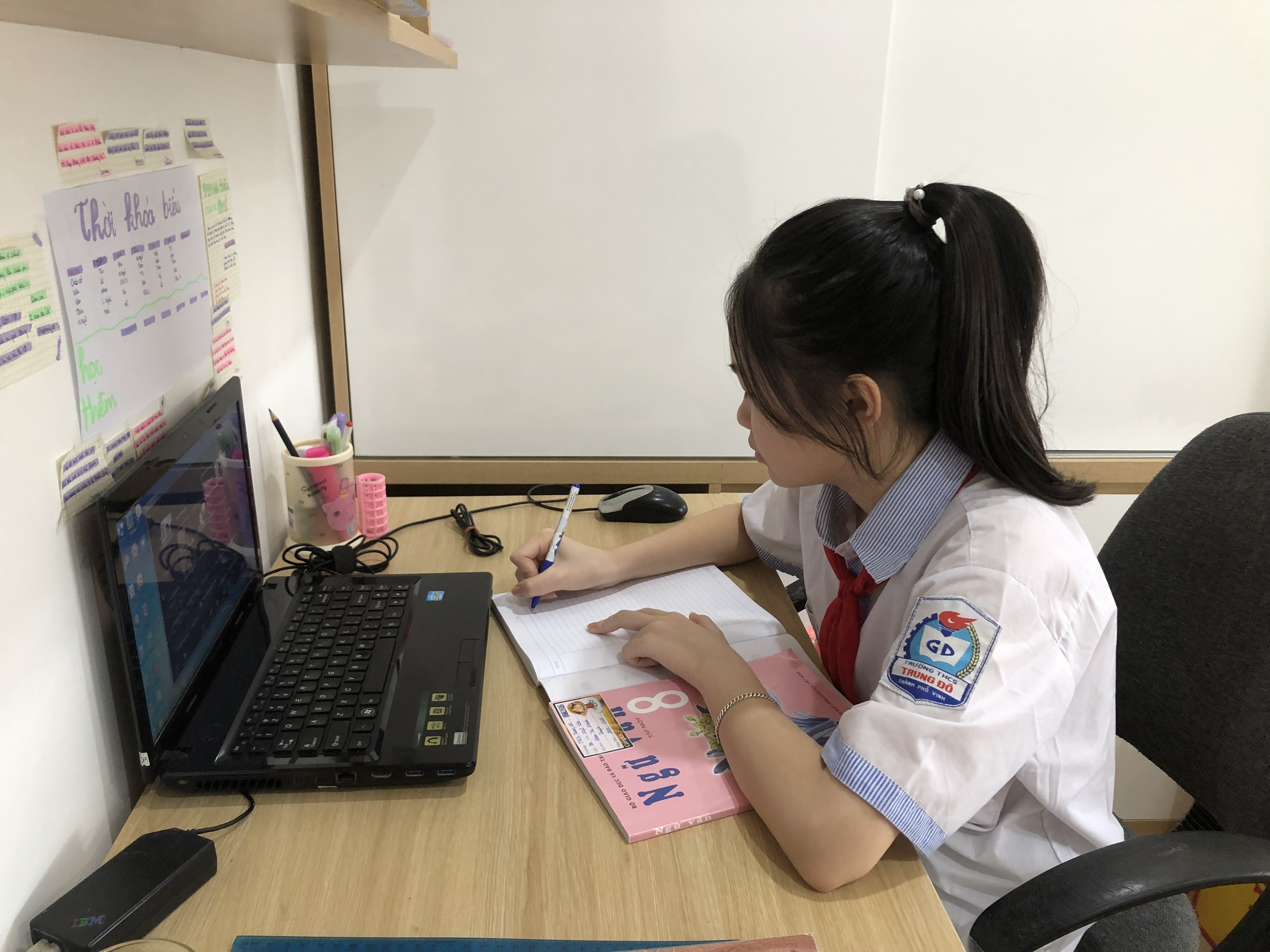 Học sinh thành phố Vinh học trực tuyến qua mạng trong ngày đầu tiên của năm học. Ảnh: MH