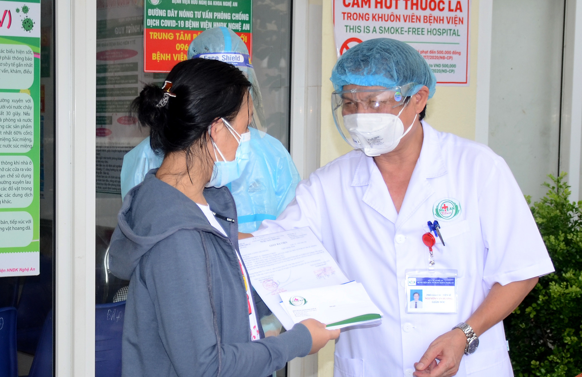 PGS.TS Nguyễn Văn Hương dặn dò các bệnh nhân Covid-19 đã được điều trị khỏi bệnh trước giờ xuất viện. Ảnh: Thành Chung