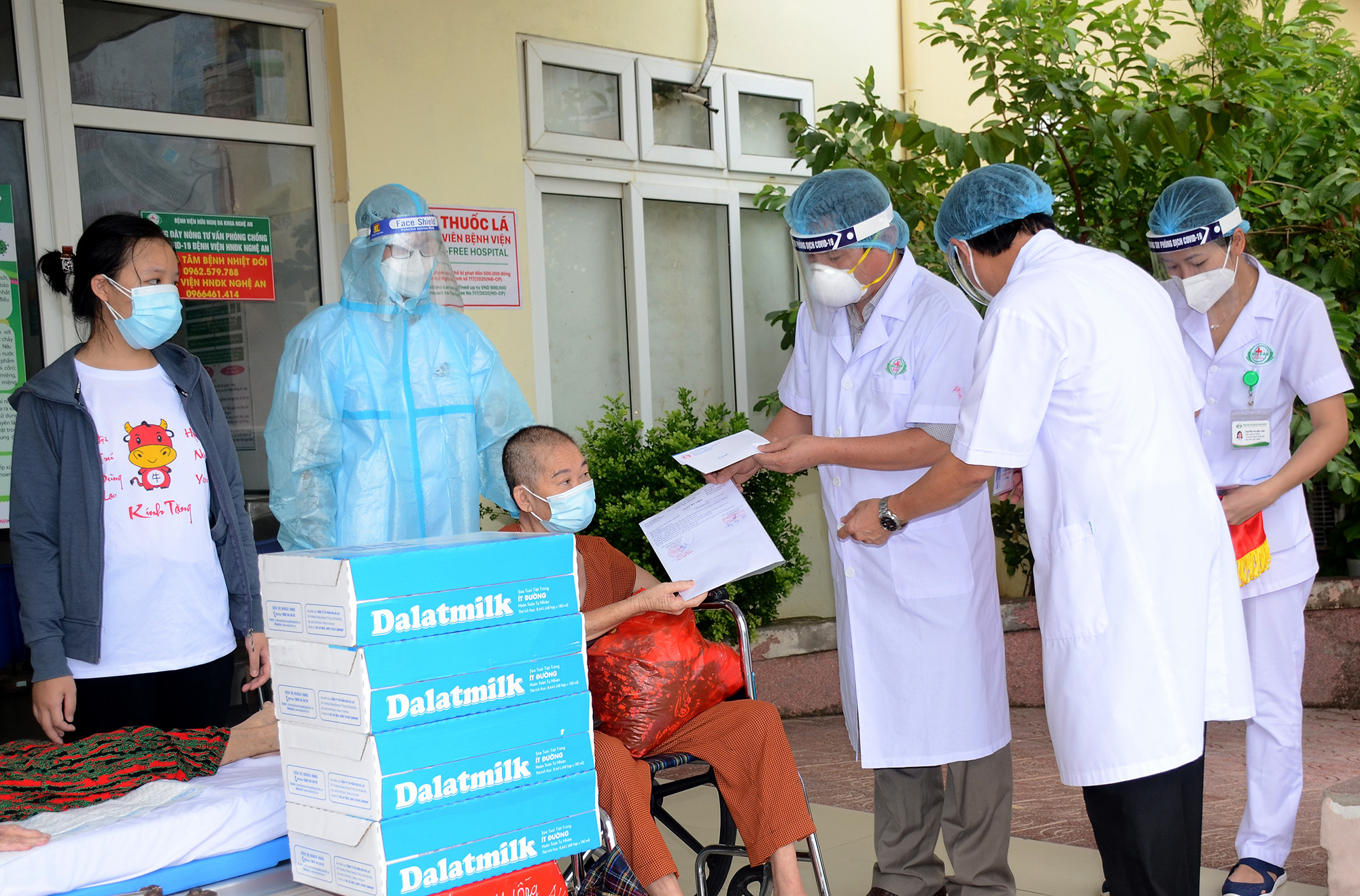 Lãnh đạo Sở Y tế, Bệnh viện HNĐK Nghệ An trao giấy chứng nhận khỏi bệnh và tặng quà động viên cho các bệnh nhân xuất viện. Ảnh: Thành Chung