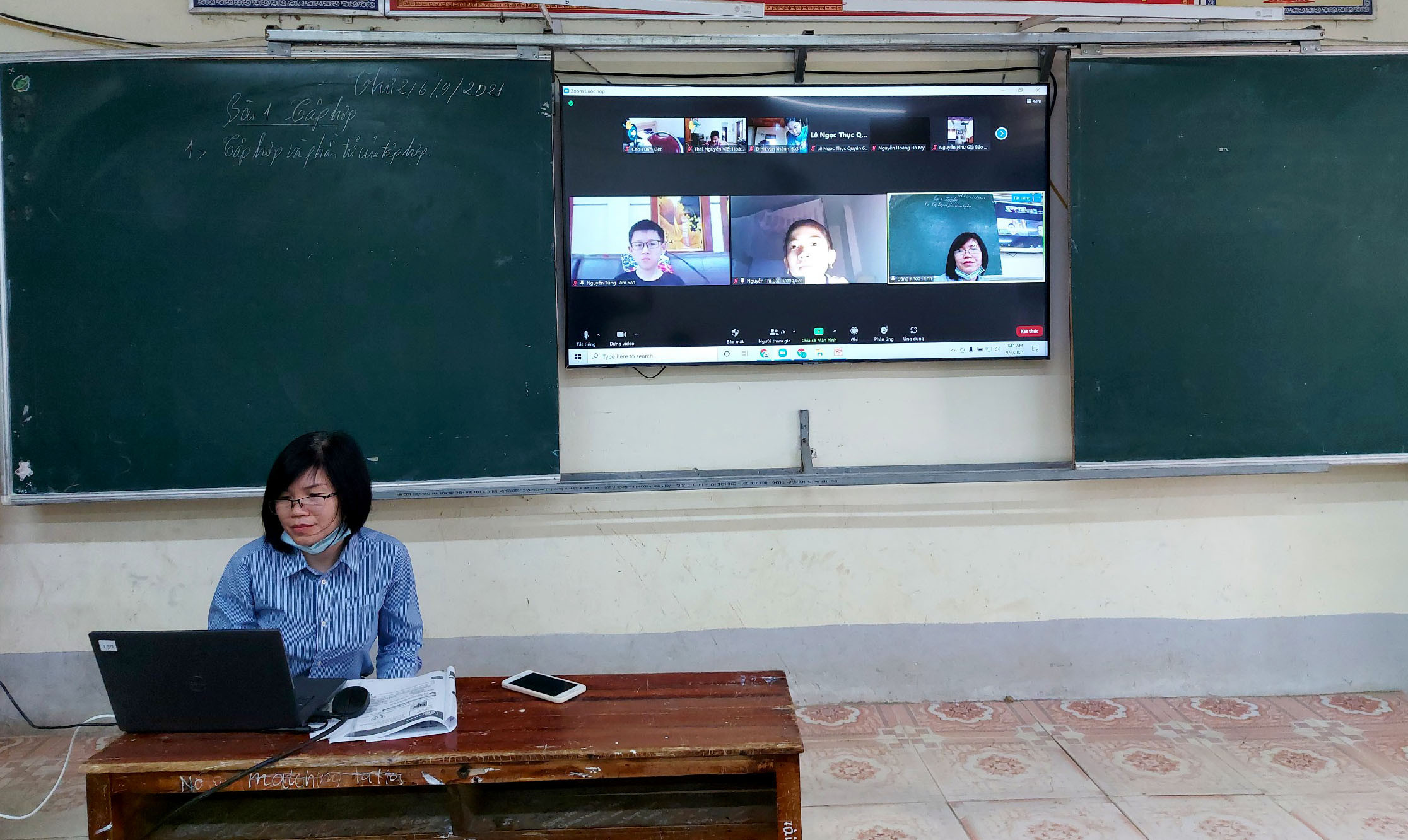 Các giáo viên ở Trường THCS Trà Lân dạy học trực tuyến tại nhà trường. Ảnh: PV