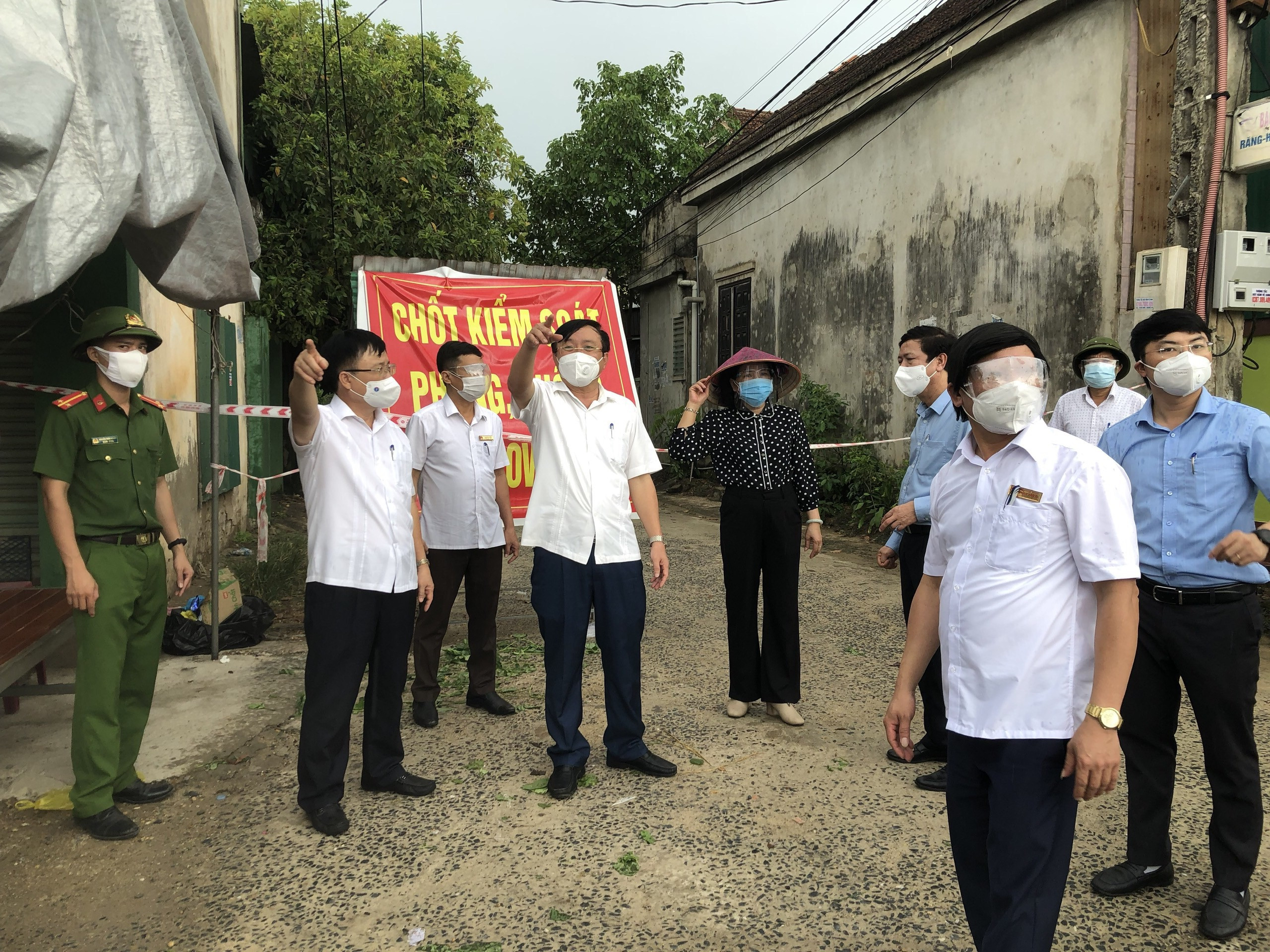 Đoàn công tác kiểm tra công tác phòng, chống dịch tại xã Xuân Hòa. Ảnh: 