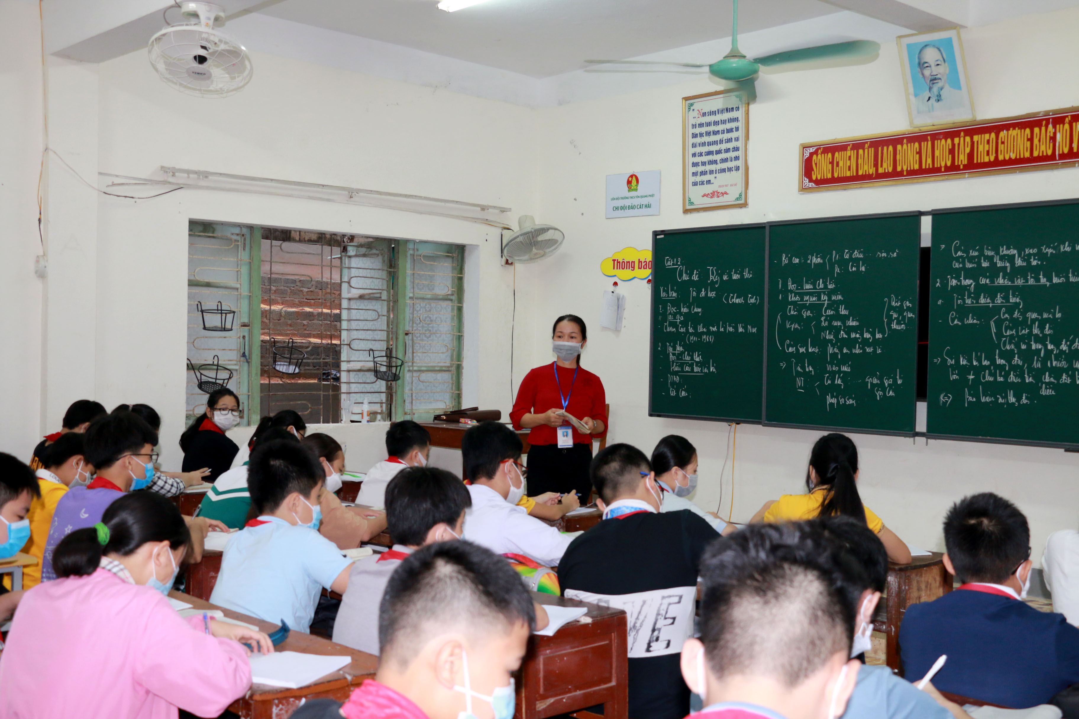 Thời điểm này, Thanh Chương là một trong những huyện đầu tiên triển khai đồng bộ dạy học trực tiếp ở cả ba cấp học. Với học sinh lớp 8 - Trường THCS Tôn Quang Phiệt, bài học đầu tiên sau kỳ nghỉ hè đó là tác phảm 