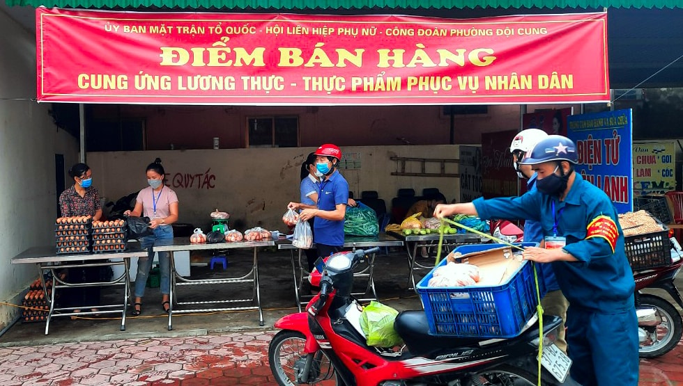 Tại phường Đội Cung, thực phẩm liên tục được cung ứng tại điểm bán hàng. Ảnh: Quang An